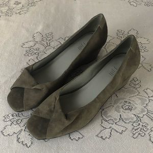 SHOES - Women's J. Jill Gray Suede/Leather Open Toe Slip-On Wedge Shoes. Size 8